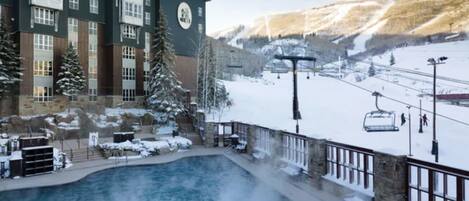 Utendørsbasseng og et oppvarmet basseng