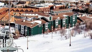 Skiliftstol med metalstel og flad sæde.
