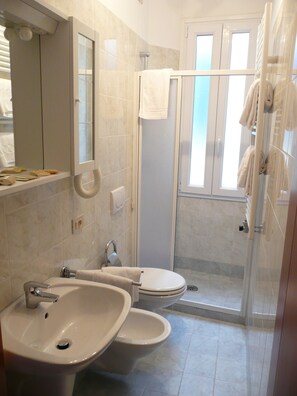 Dusche, Haartrockner, Bidet, Handtücher