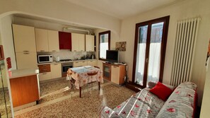 TV - Second floor apartment with balcony and canal view IT027042C23ZLO5K7X (Venezia)