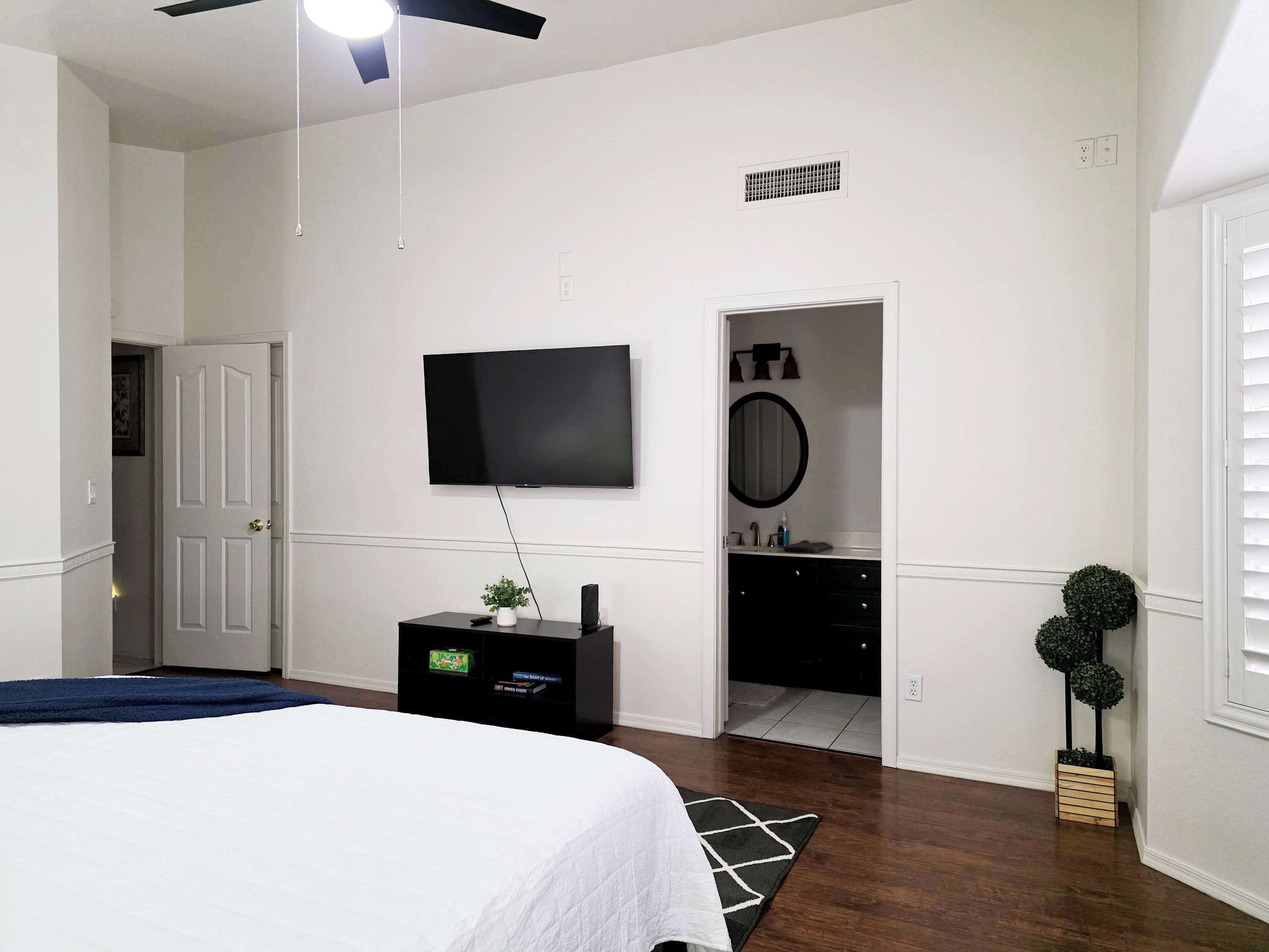 3 bedrooms, iron/ironing board, travel cot, WiFi