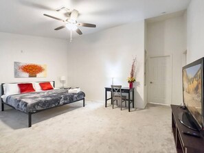 5 chambres, bureau, fer et planche à repasser, lit de bébé portatif