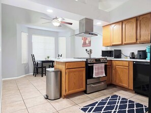 Fridge, microwave, oven, stovetop - Cute! Single-Story Home in Chandler - Entire House (Chandler)