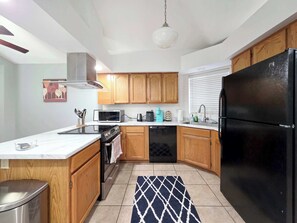 Fridge, microwave, oven, stovetop - Cute! Single-Story Home in Chandler - Entire House (Chandler)