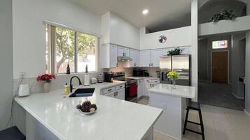 Een koelkast, een microgolfoven, een oven, een kookplaat