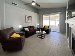 Televisión, chimenea, videojuegos y oficina 