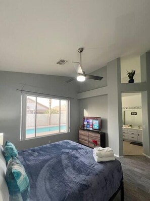 3 bedrooms, desk, iron/ironing board, WiFi - Fantastic! 4-bdr Home with Swimming Pool (Chandler)