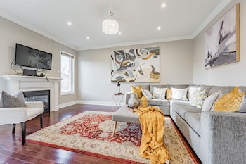 Luxury Villa - Mississauga Square One