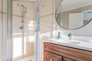 Villa Luxe | Salle de bain | Ensemble douche/baignoire, baignoire relaxante profonde