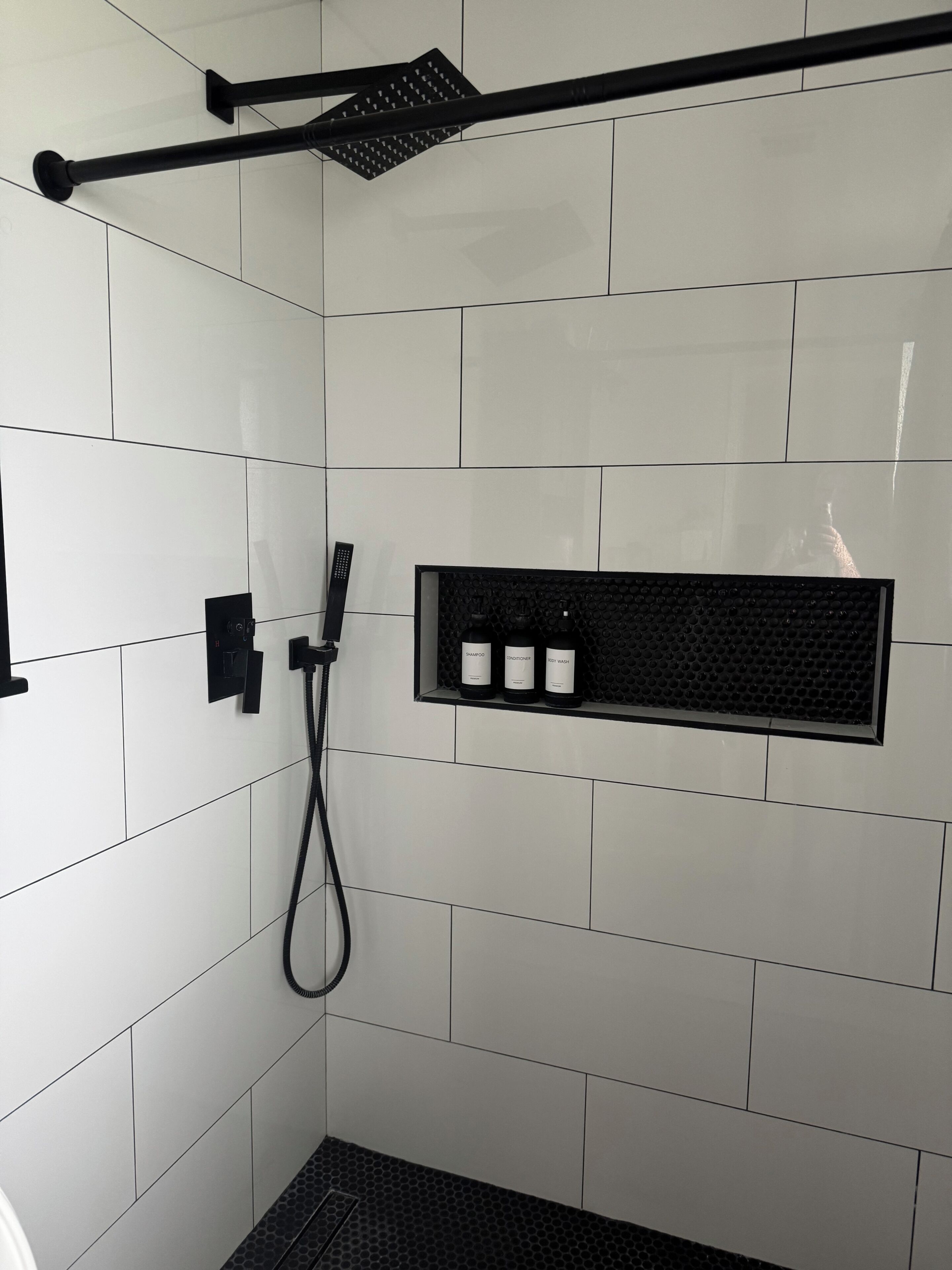 Chuveiro, secador de cabelo, toalhas de banho, sabonete