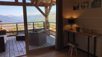 Televisie en een open haard