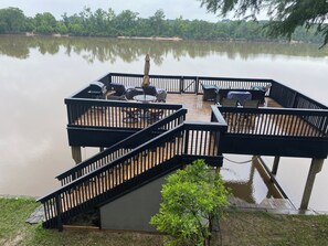 Outdoor dining - Modern Lakefront Treehouse with Pedal boat, 2 Kayaks, Sun Deck and Arcade (Huffman)