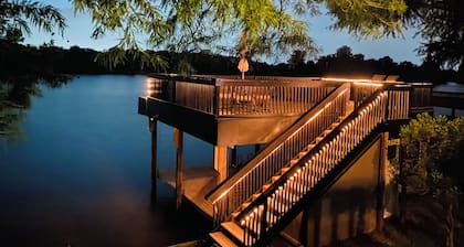 Modern Lakefront Treehouse with Pedal boat, 2 Kayaks, Sun Deck and Arcade