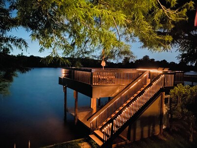 Modern Lakefront Treehouse with Pedal boat, 2 Kayaks, Sun Deck and Arcade
