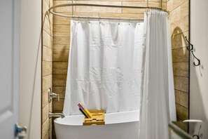 Bathtub, towels, soap, shampoo