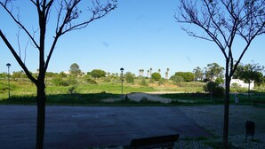 A park with a paved area, a bench, and trees. - Quiet F4 apartment 5 minutes from Olhão town center, Algarve  (QUELFES)