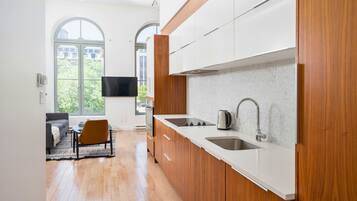 Loft Confort | Cocina privada | Refrigerador, horno, parrilla de estufa y lavavajillas