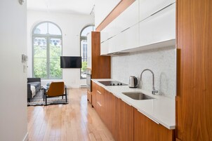 Comfort tetőtéri szoba | Privát konyha | Hűtőszekrény, sütő, főzőlap és mosogatógép