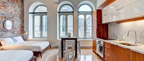 ロフト (2 Doube bed & 2 Twin bed Premium Loft) | 1 室のベッドルーム、客室ごとに異なる装飾、客室ごとに異なるインテリア、アイロン / アイロン台