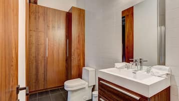 Rainfall showerhead, free toiletries, hair dryer, towels