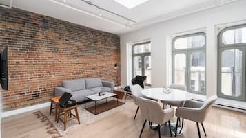 Premium King Loft with Large Arched Windows | Living area