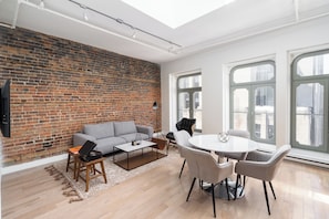 Deluxe-Loft | Wohnbereich | 30-Zoll-Smart-TV mit Digitalempfang, Fernseher