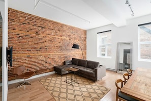 Comfort-Loft | Wohnbereich | 30-Zoll-Smart-TV mit Digitalempfang, Fernseher
