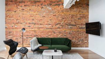 Loft Deluxe, 1 cama King size | Área de sala de estar | Smart TV de 30 pulgadas con canales digitales y televisión