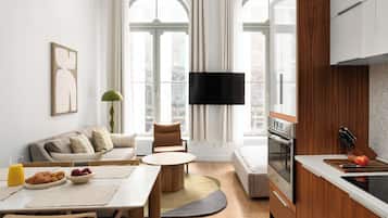 Loft familiar (2 bed Premium Loft) | Sala d'estar | Televisor intel·ligent de 30 polzades amb canals digitals i televisor