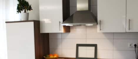 Kühlschrank, Mikrowelle, Ofen, Herdplatte