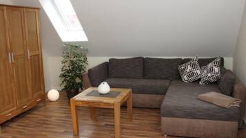 Fernseher, Kamin, Bücher, Stereoanlage