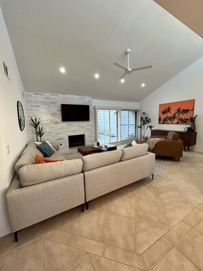 Interior - Mid-Century Palm Desert condo - pool, spa, tennis, pickle courts near El Paseo (Palm Desert)