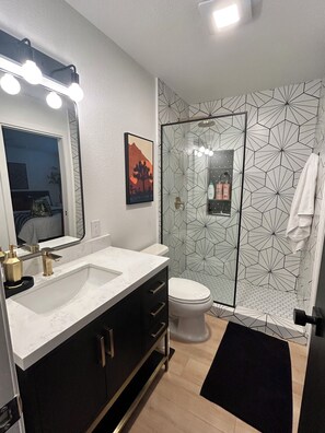 Shower, hair dryer, towels, soap - Mid-Century Palm Desert condo - pool, spa, tennis, pickle courts near El Paseo (Palm Desert)