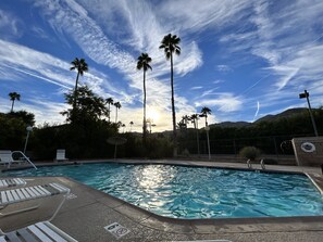 Alberca al aire libre y alberca climatizada