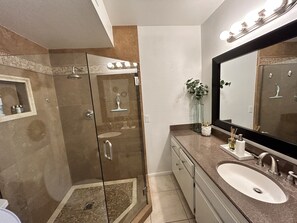 Shower, hair dryer, towels, soap - Mid-Century Palm Desert condo - pool, spa, tennis, pickle courts near El Paseo (Palm Desert)