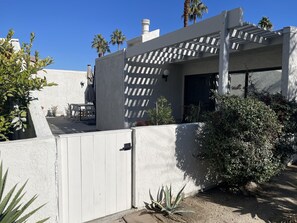Exterior - Mid-Century Palm Desert condo - pool, spa, tennis, pickle courts near El Paseo (Palm Desert)