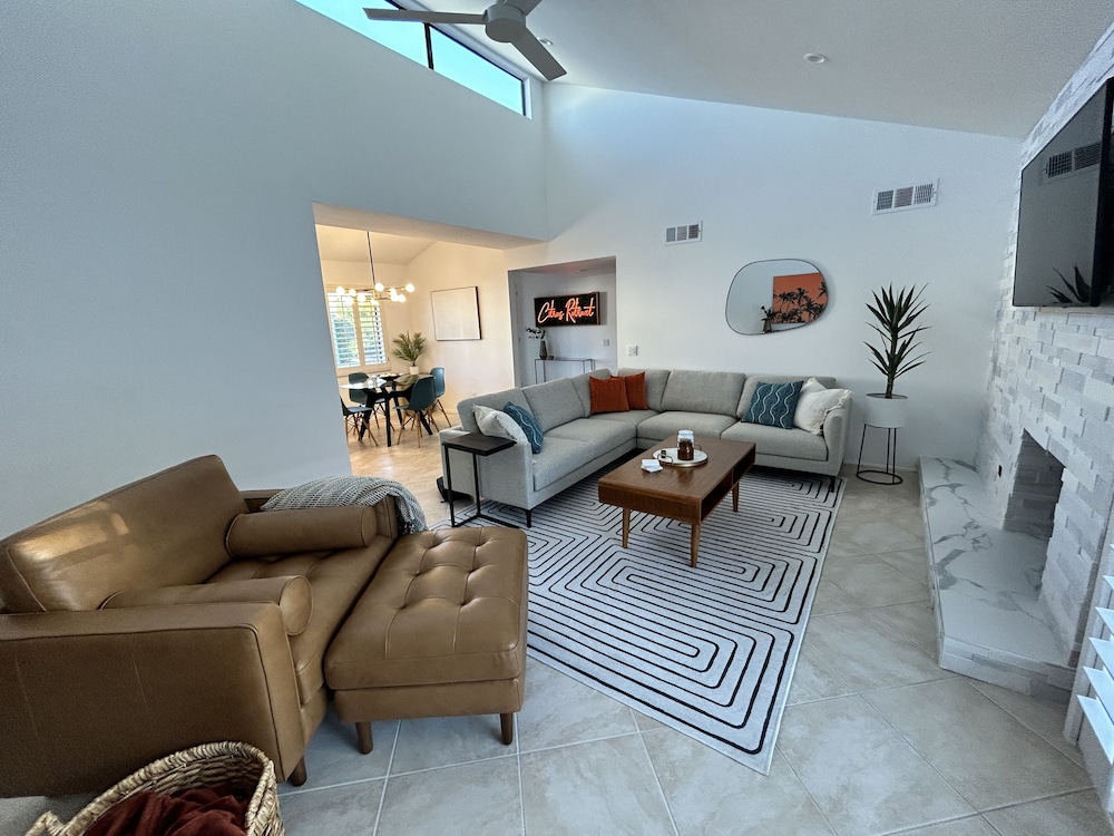 MidCentury Palm Desert condo with pool, spa, tennis courts near El