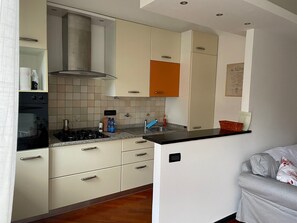 Køleskab, ovn, kogeplade, kaffe-/temaskine