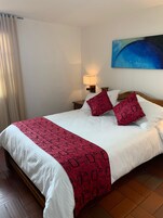 Quarto casal standard | Cortinas blackout, ferros/tábuas de passar roupa, roupa de cama