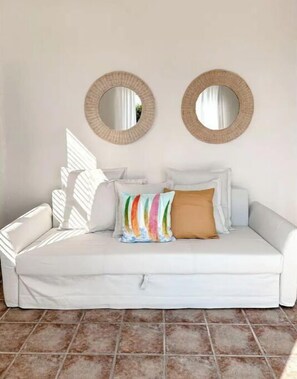 Interior - Beach Villa Mojoneo @ El Cocal. Secluded beach, Rooftop, Jacuzzi, Pool table  (Yabucoa)