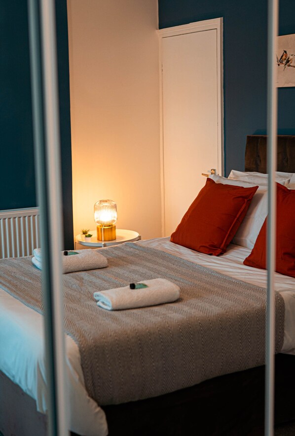 3 bedrooms, iron/ironing board, travel crib, free WiFi - Contractor DIGS in Nuneaton (Nuneaton)