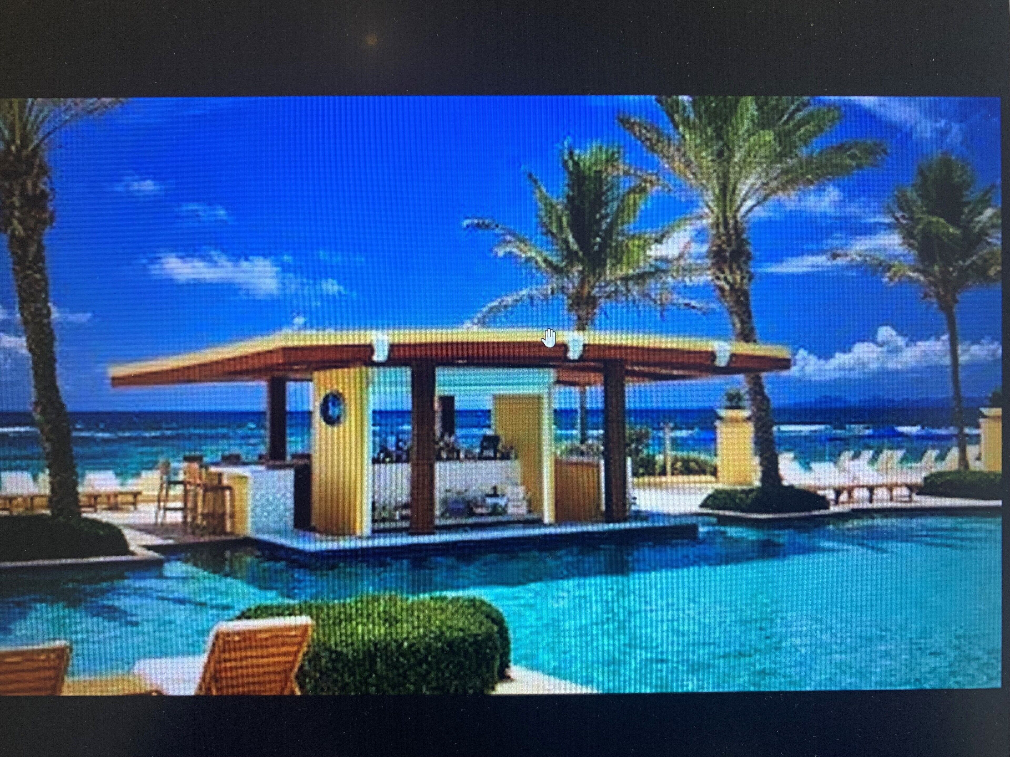 Een buitenzwembad, een verwarmd zwembad