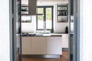 Frigorifero, forno, piano cottura, lavastoviglie