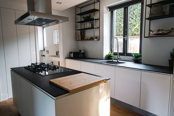 Frigorifero, forno, piano cottura, lavastoviglie