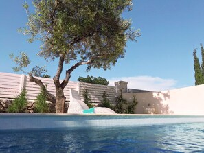 Una piscina al aire libre, una piscina climatizada