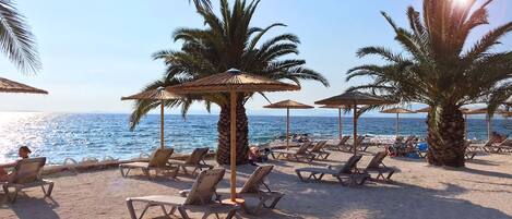 Nær stranden og solsenger