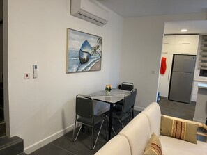 Living area - Luxurious & serene place best for your home away from home/holiday experience... (Accra)