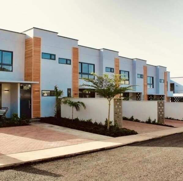 Exterior - Luxurious & serene place best for your home away from home/holiday experience... (Accra)