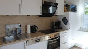 Een koelkast, een magnetron, een oven, een kookplaat