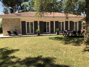 Outdoor dining - Villa close to shops in wooded grounds, 3km from the beach, rated 3*. (Moliets-et-Maa)